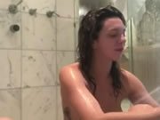 甜美外國妞濕漉漉的身體與自慰